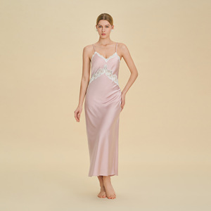 Camisón de satén SUHE para mujer, color raíz de loto, sin mangas, con cuello en V profundo y detalles de encaje, ropa de dormir para el hogar, hotel o área de baño. - Product Image 1