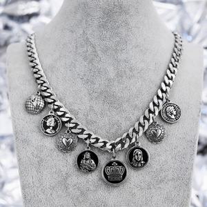 Collar choker grueso personalizado de fabricante, estilo cubano, con colgante de moneda tallada vintage para mujer, joyería - Product Image 2