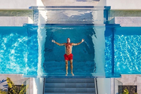 Murs de piscine en acrylique sur mesure, découpe personnalisée, feuilles d'acrylique transparentes durables pour améliorer la vue sous-marine dans la cour