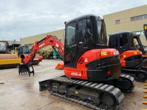 Excavatrice hydraulique Kubota U55-4 d'occasion pour zones restreintes, engin maniable de 5,5 tonnes pour la réfection de voies et allées de communes résidentielles - Product Image 2