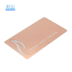 بطاقة ذكية معدنية NFC، بطاقة أعمال معدنية بيضاء باللون الذهبي الوردي، بطاقة معدنية قابلة للبرمجة والطباعة