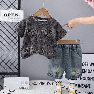 Ensemble deux pièces été pour garçons : T-shirt et short en jean déchiré avec lettres imprimées – Vêtements pour tout-petits – Grande Vente - Product Image 4
