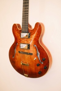 Guitare électrique Yunzhi Luthier artisanale 335 Hollow Body Archtop, table en épicéa massif, dos en érable, touche en ébène, finition brillante, personnalisée - Product Image 3
