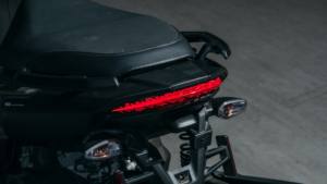 Système d'éclairage de moto Yamaha Force2.0 Feu d'avertissement Feu arrière rouge fabriqué à Taiwan - Product Image 4