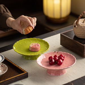 Assiette à fruits en céramique ronde sur pied, plateau à dessert en porcelaine, plat de service pour fête, style rétro de luxe - Product Image 2