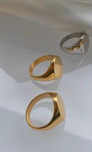 Bague personnalisée avec lettrage Bague en acier inoxydable plaqué or sans ternissure Bague vierge minimaliste personnalisée tendance BSCI géométrique Welcom OEM - Product Image 2