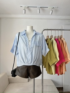 Chemisier en mousseline de soie à col en V A736 avec détail en tricot blanc, haut décontracté uni à coupe ample pour l'été avec poche, vente en gros - Product Image 5