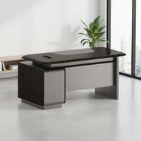 Bureau de direction convertible avec plateau en MDF et PVC, structure métallique durable, design élégant, espaces de travail corporatifs modernes, bureau en forme de L ergonomique
