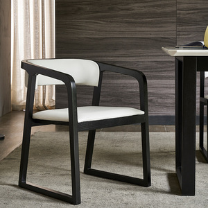 Fauteuil commercial moderne européen pour intérieur, en cuir massif avec accoudoirs, idéal pour cafés, salles à manger, restaurants et hôtels - Product Image 2