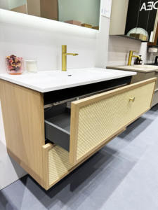 خزانة حمام متينة من الخيزران الهندي والنسيج مدف مثبتة على الحائط - Product Image 3