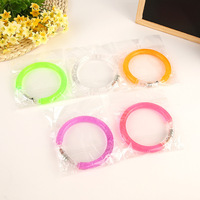 Bracelets lumineux LED multicolores à 3 flashs en forme d'anneau pour usage intérieur – Vente en gros