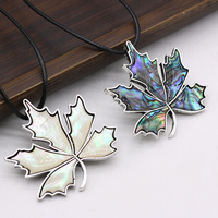 Collier pendentif en coquille d'ormeau naturel pour femmes collier de broche en forme de feuille d'érable Vintage collier en cuir corde bijoux de charme pour cadeaux