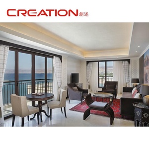 Ensemble de lit King Hotel à panneaux en noyer Tables de chevet flottantes avec chargement sans fil intégré pour les suites de luxe - Product Image 6