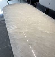 Dalles de marbre blanc translucide en onyx cristallin de l'ère glaciaire avec surface polie pour éviers de salle de bain d'hôtels modernes