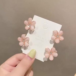 กิ๊บติดผมดอกไม้คาเมลเลียสุดน่ารักและโรแมนติกไม่ลื่นดีไซน์โครเชต์สำหรับสาวๆใช้ประจำวันเครื่องประดับผมหน้าม้าคลิปหนีบผมหน้าม้า - Product Image 3