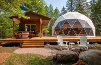 Dôme géodésique toutes saisons pour le camping hivernal en zone montagneuse froide, tente igloo isolée et chaude avec structure robuste