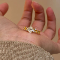 Bague en or ancien avec diamants en forme d'étoile et petits diamants sertis dans un serti en forme d'œuf de pigeon