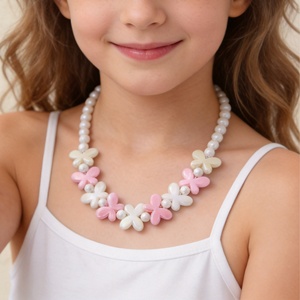 Set di Gioielli Classico in Plastica per Bambine con Farfalle e Perle, Collana e Braccialetto con Perle Finte Rosa e Bianche, Regalo Carino - Product Image 3