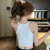 Top court côtelé blanc à col licou pour femme, style streetwear d'été, coupe ajustée, sans manches, avec logo personnalisé, pressé par Grace