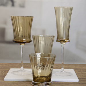 גביע יוקרתי בצבע ענבר עם מרקם ייחודי, עם רגל, לקישוט בית, בר, מסיבות וחתונות |   כלי שתייה מזכוכית איכותית ללא עופרת - Product Image 1