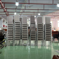 Chaise de salle à manger moderne empilable à structure en aluminium pour hôtels d'affaires, salles de conférence multifonctionnelles, buffets thématiques et rassemblements hôteliers