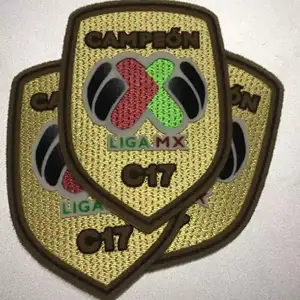 Étiquettes brodées 3d en caoutchouc, pour t-shirt et logo, patchs <span class=keywords><strong>de</strong></span> protection, prix d'usine, 100 pièces - Product Image 1