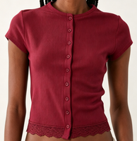 Haut court côtelé en maille pour femme, col rond uni, manches courtes, boutonnage intégral, ourlet festonné en dentelle, coupe ajustée