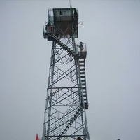 Torre de Comunicación Galvanizada por Inmersión en Caliente, Torre de Vigilancia con Soportes para Antena y Cabina de Observación