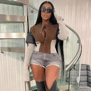 เสื้อแจ็คเก็ตครอปผู้หญิงแบบแพทช์เวิร์ค รุ่นคัสตอม ปี 2026 แขนหนัง PU คอตั้ง สไตล์ลำลองสำหรับฤดูหนาว เสื้อโค้ทสตรีทแวร์ แขนยาวเต็มตัว - Product Image 4