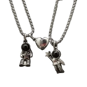 2 Stück Paar-Halsketten mit gegenseitiger Anziehung, Astronauten-Magnet-Anhänger, Versprechens-Halskette für Frauen, Männer und Freunde - Product Image 1