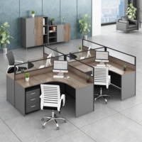 Ensemble de mobilier de bureau commercial moderne : table modulaire convertible, chaise, poste de travail avec cloison pour personnel