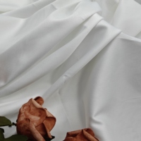 100% Polyester Tissu satiné épaissi de haute qualité Matériel de robe de mariée de mariage blanc avec des vêtements de conception unie imprimés tissés