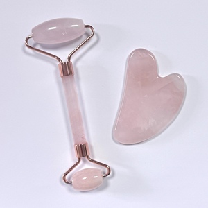 Rodillo de masaje facial y guasha de cuarzo rosa natural, color rosa, con efecto refrescante. - Product Image 6