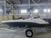 Bateau de luxe à coque blanche et fond noir, mini-yacht 6 places, bateau de surf, moteur hors-bord, bienvenue pour les agences, visites d'usine