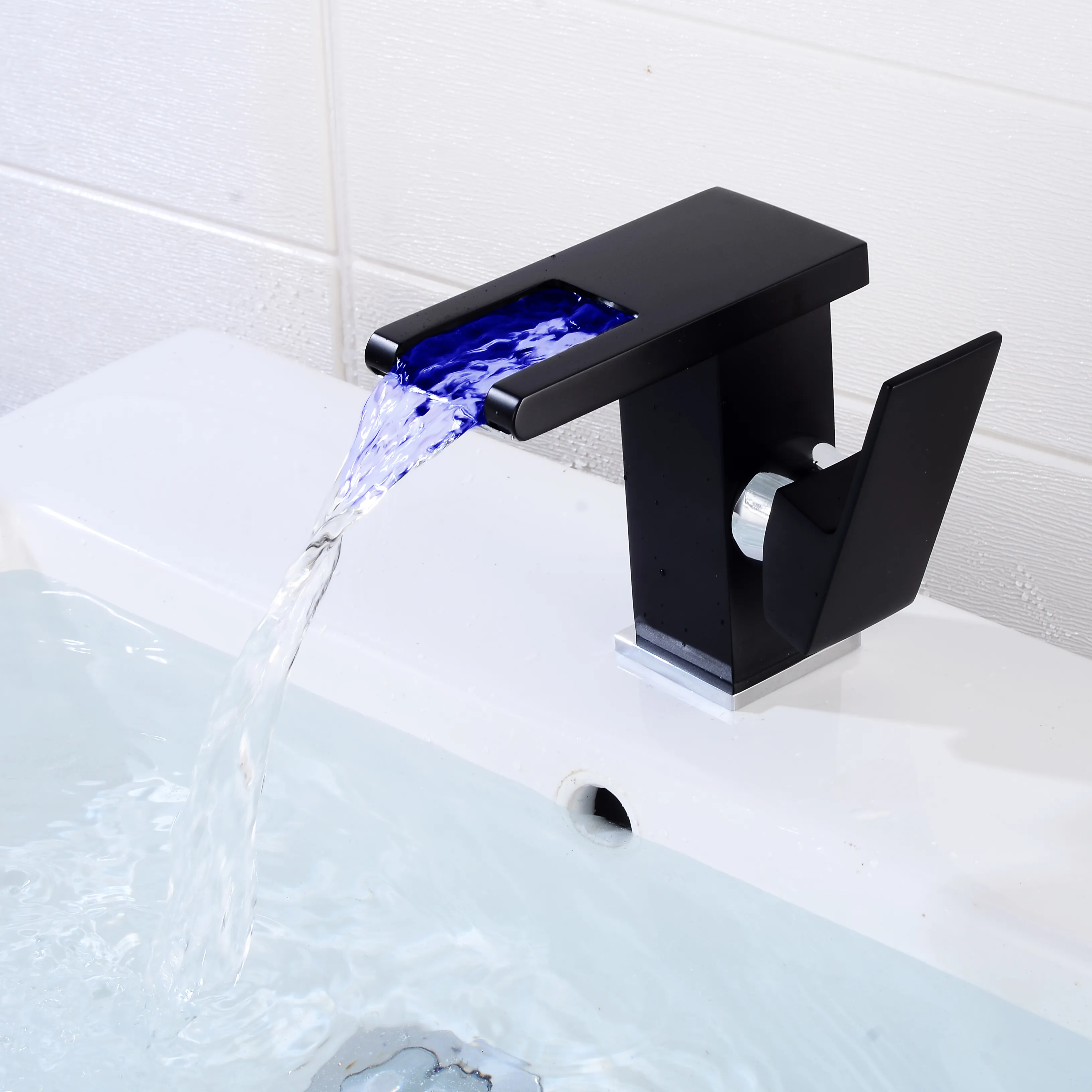 Robinet de cascade froide et chaude, Hydropower LED 3 couleurs monté sur le pont de la salle de bains, style moderne noir brossé robinet de cascade