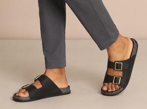Sandales classiques noires à double boucle, bout ouvert, dessus synthétique, semelle extérieure en liège, pantoufles d'été antidérapantes avec doublure en EVA - Product Image 2