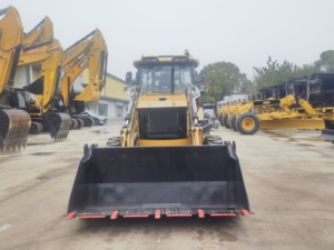 Tractopelle d'occasion japonaise, fabriquée au Japon, de marque Caterpillar, modèle CAT420F, avec une excellente qualité. - Product Image 2