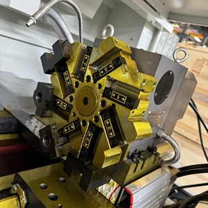 Tour à lit plat horizontal CK6136, petite machine de précision, atteint une précision de positionnement de 0,015 mm pour le travail des métaux - Product Image 2