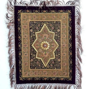 Tapiz Zari Jewel con bordado Zardozsi, tapiz artesanal tradicional hecho a máquina. - Product Image 2