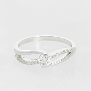 Anillo Clásico de Oro de 14K con Baño de Rodio y Diamantes Naturales de Corte Brillante de 0.37CTW, Diseño de Tallo Dividido con Clúster Central y Diamantes Engastados en Pavé - Product Image 1