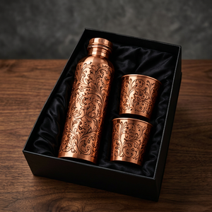 Juego de Botella de Agua de Cobre Hecha a Mano con 2 Tazas, Grabado Floral, Botella Portátil, Caja de Regalo - Product Image 1