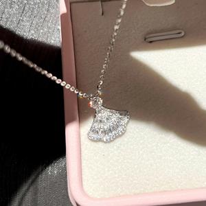 Collar con Colgante de Rubí Ovalado en Forma de Huevo de Paloma, Plata de Ley S925, con Diseño de Lujo en Platino, Estilo Niche Light Touch - Product Image 1