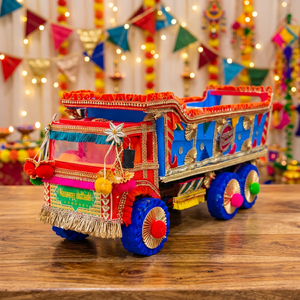 Camion jouet coloré, accessoire décoratif pour la décoration de mariage indien avec détails ornementaux pour la scène de mariage, le mandap et l'entrée - Product Image 3