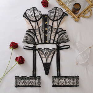 Ensemble de lingerie luxueuse en dentelle brodée avec détail de chaîne métallique et <span class=keywords><strong>porte</strong></span>-<span class=keywords><strong>jarretelles</strong></span>, lingerie sexy 3 pièces pour femmes, cadeau de boudoir - Product Image 6