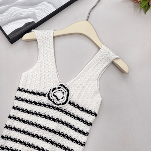 Débardeur en tricot rayé blanc et noir pour femme avec fleur de camélia, col en V, sans manches, décontracté - Product Image 5