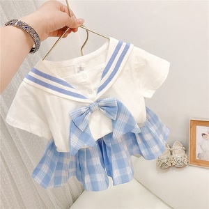 Set di Abbigliamento per Bambine con Top con Fiocco Stile Marinaio e Gonna Plissettata a Quadri Rosa - Product Image 4