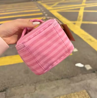 Sac à cosmétiques de grande capacité, sac à main pour femme avec rayures et miroir, durable et portable, essentiel pour les voyages et le rangement du maquillage