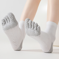 Vente en gros de chaussettes pour femmes en silicone respirant et coton antidérapant avec logo personnalisé OEM, chaussettes à cinq doigts colorées pour le yoga et le Pilates
