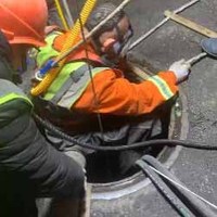 Système de réparation d'égouts sans tranchée par enroulement spiralé avec revêtement renforcé en acier et moteur PLC pour la réparation d'égouts de grand diamètre sans creuser