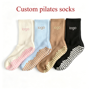Chaussettes de sport en coton de haute qualité pour femmes, antidérapantes, avec revers tricoté et logo, idéales pour le Pilates et le yoga, collection printemps pour jeunes. - Product Image 1